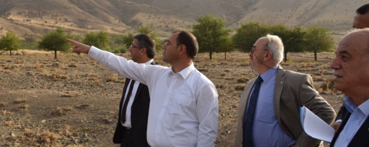 VALİ KALDIRIM İHTİSASA DAYALI BESİ ORGANİZE SANAYİ BÖLGESİ YERİ VE YAPILACAK ÇALIŞMALARLA İLGİLİ İSTİŞARELERDE BULUNMAK ÜZERE ELAZIĞ TİCARET BORSASI BAŞKANI DUMANDAĞ İLE BİR ARAYA GELDİ.