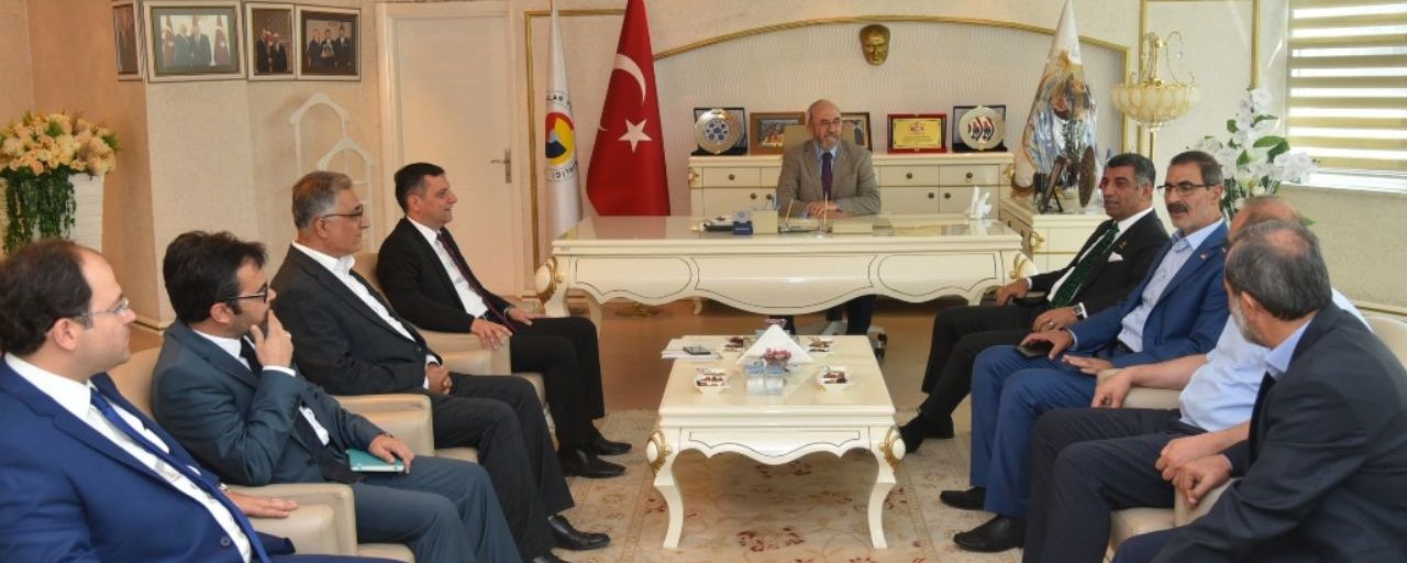 CHP MİLLETVEKİLLERİ ELAZIĞ TİCARET BORSASINI ZİYARET ETTİ... 