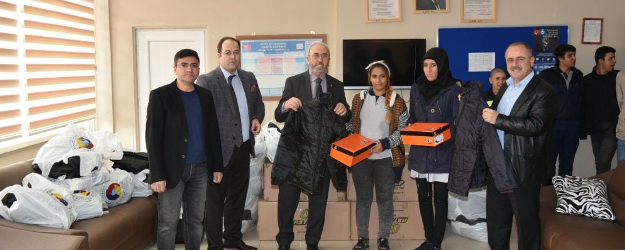 ELAZIĞ TİCARET BORSASI İHTİYAÇ SAHİBİ ÖĞRENCİLERE MONT VE AYAKKABI DAĞITTI...