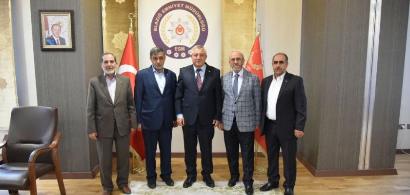 BAŞKAN MEHMET ALİ DUMANDAĞ VE BERABERİNDEKİ HEYET ELAZIĞ EMNİYET MÜDÜRÜ CELAL SEL'E  VE ELAZIĞ İl JANDARMA ALAY KOMUTANI ALBAY GÖKHAN İNAN 'A  HAYIRLI OLSUN ZİYARETİNDE BULUNDU.