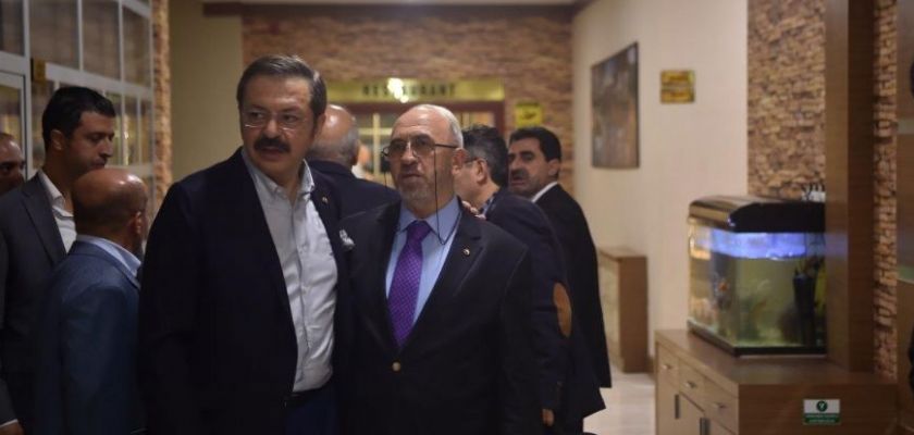 TOBB Başkanı Hisarcıklıoğlu ve Başkan Dumandağ Diyarbakır'da evlat nöbeti tutan ailelerle bir araya geldi...