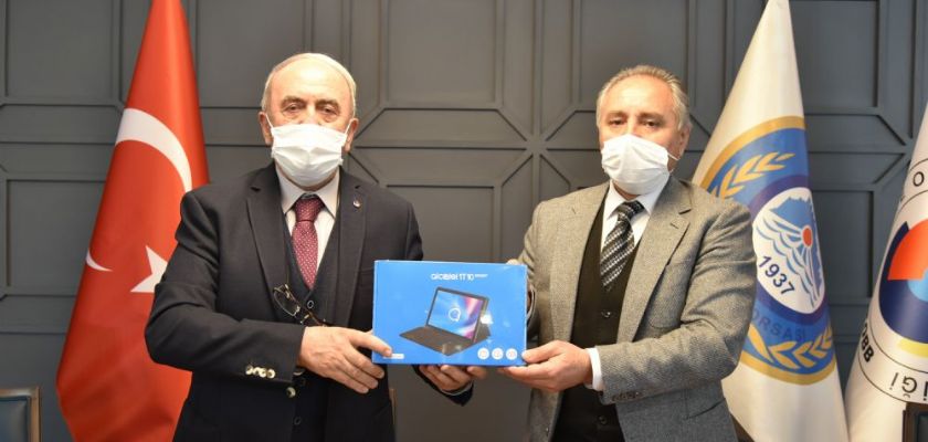  (TOBB) TARAFINDAN UYGULAMAYA KONULAN TABLET BAĞIŞ KAMPANYASI KAPSAMINDA ELAZIĞ TİCARET BORSASI TARAFINDAN 55 ÖĞRENCİYE TABLET DAĞITILDI…